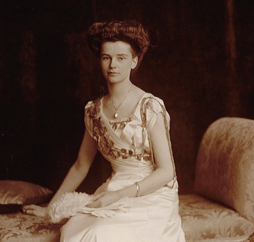 Agnes Ekman år 1909, 21 år gammal. Bild från Agnes och Johannes Hellners familjearkiv. Fotograf: Ferd. Flodin.